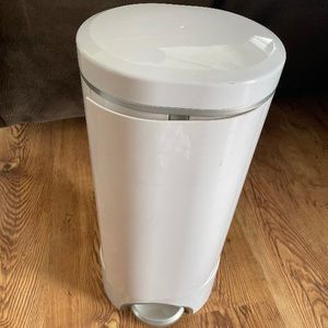 Munchkin STEP diaper pail powered by Arm & Hammer